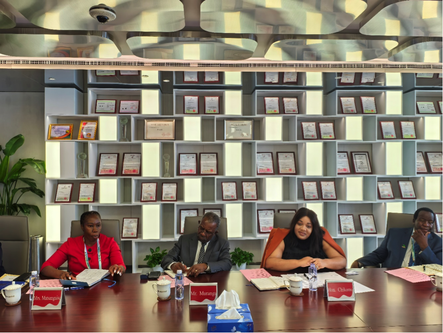 津巴布韋副外長到訪樂天使資源集團總部